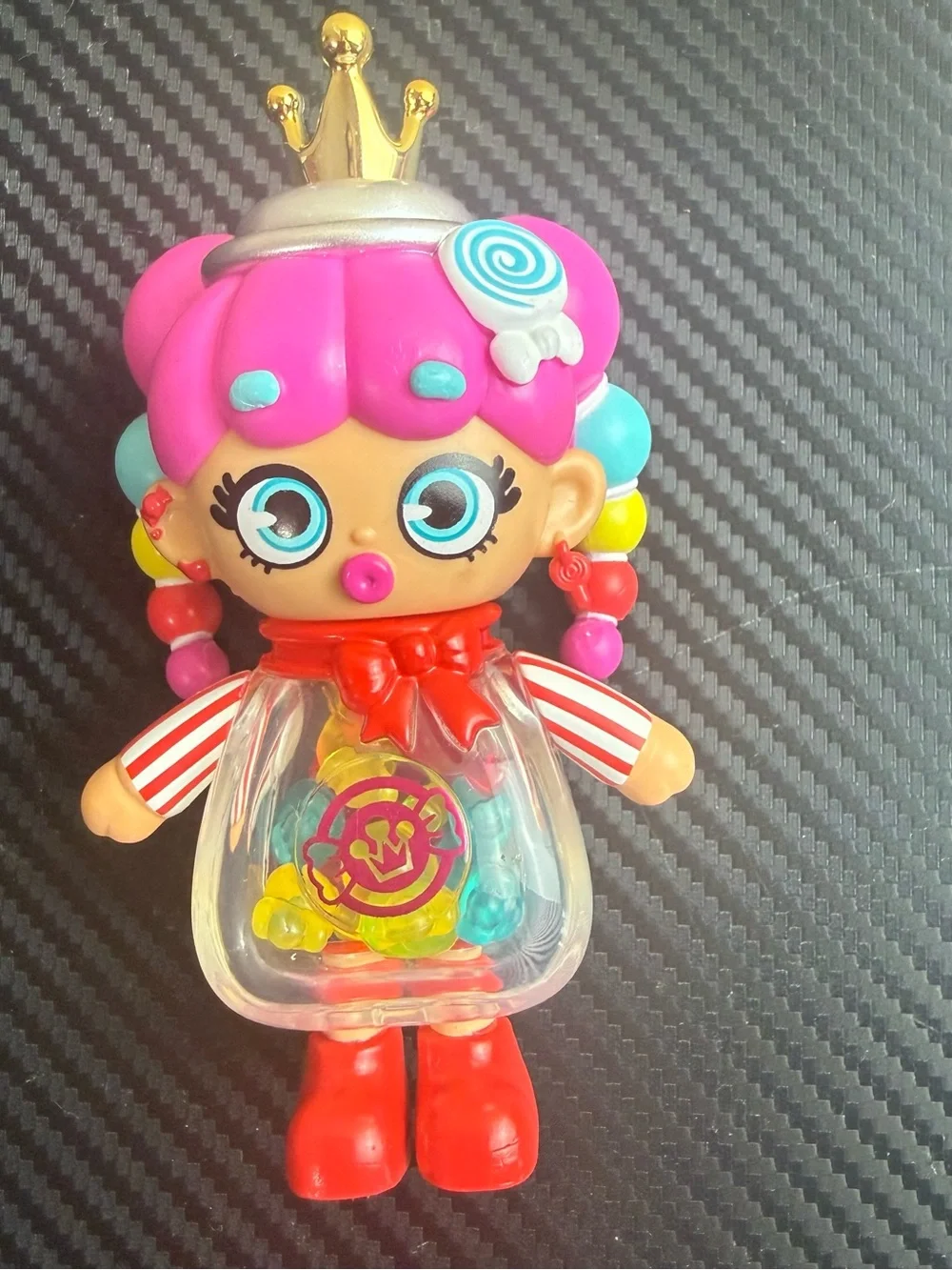 Moose Toys XOX Kweenie Kween of Suga Vinyl Figure Quirky Kweens Doll + Case